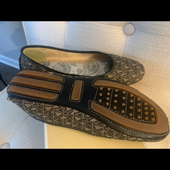 MICHAEL KORS MK LOGO GILLIAN FLAT SIZE~6 - Picture 3 of 4